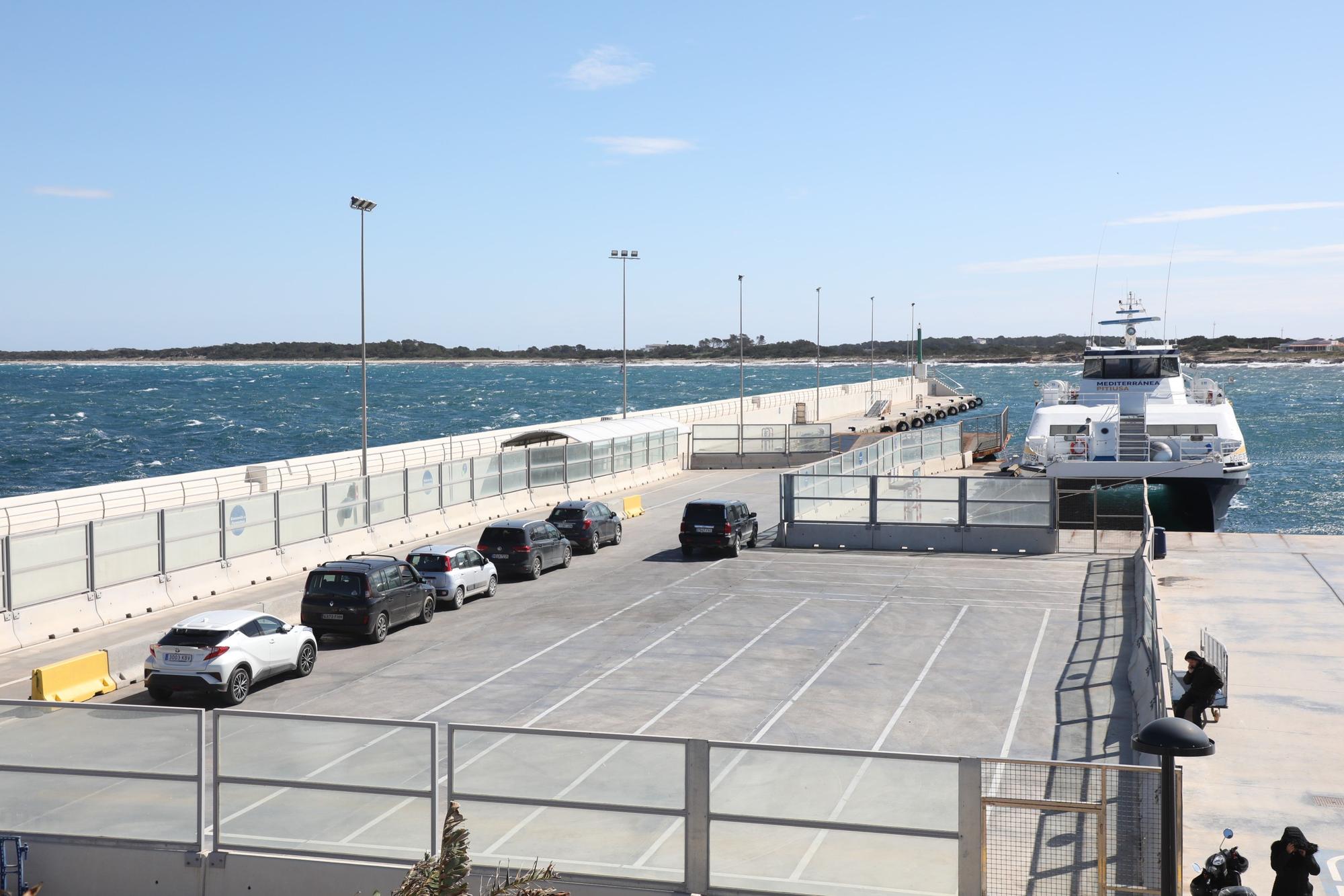 El mal tiempo ha obligado a cerrar temporalmente el puerto de la Savina, en Formentera.