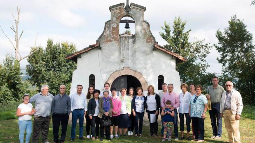 Los vecinos de Valsera, delante de la capilla de Fátima, que quieren rehabilitar.