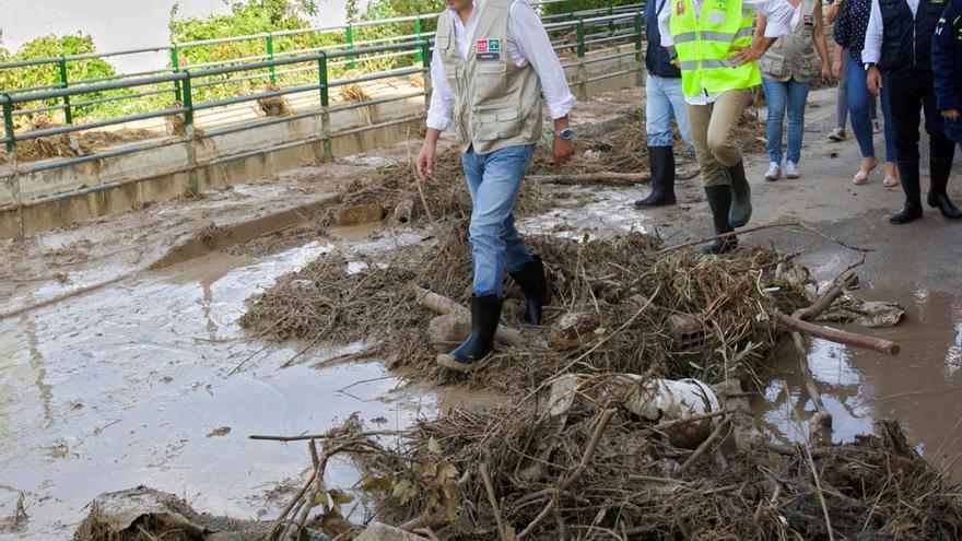 El presidente del Gobierno de Andalucía, Juanma Moreno visitó el viernes Villanueva del Trabuco para comprobar los efectos del temporal.