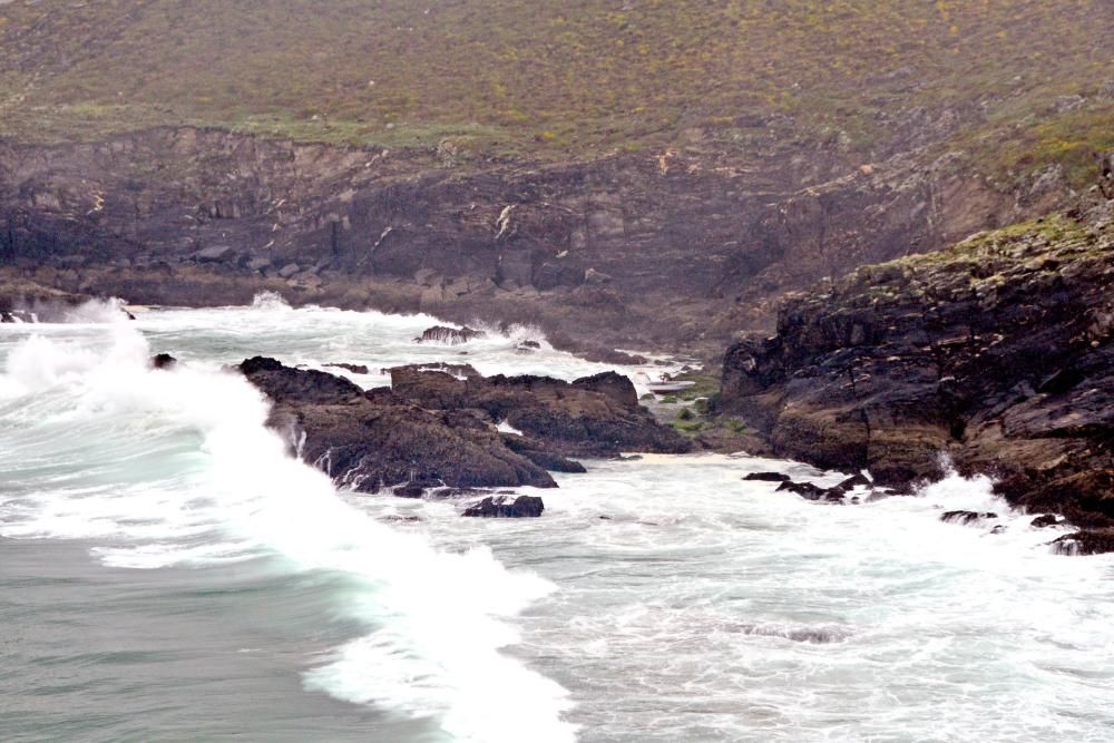 El patrón fue evacuado por el Pesca 1 y trasladado a Vigo en estado grave