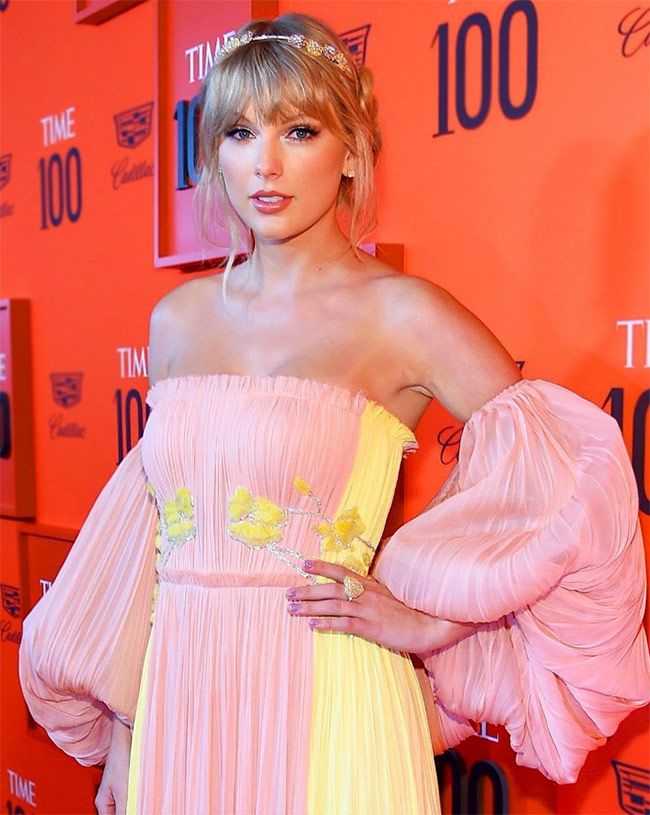 Taylor Swift con uñas confeti