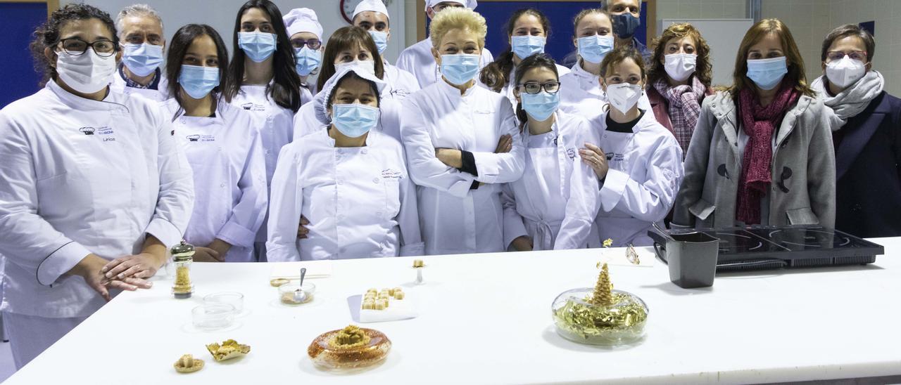 Alumnos del grado de Pastelería del IES Xixona con la chef Susi Díaz