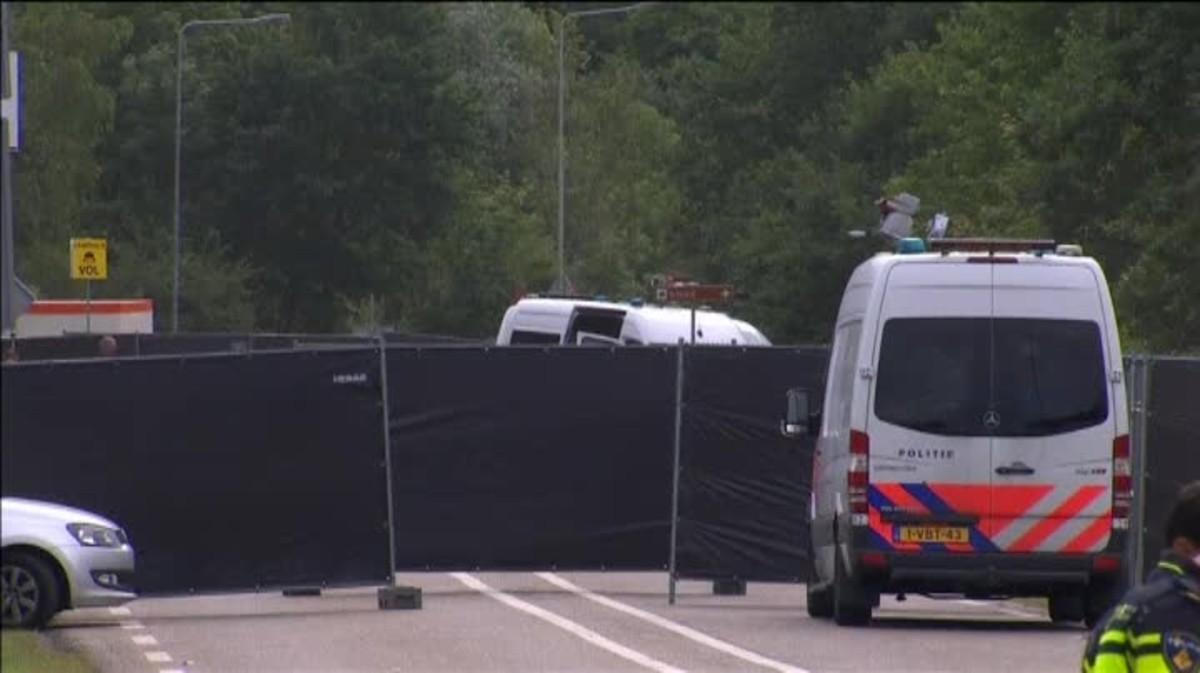 Una persona ha muerto y tres han resultado heridas después de que una furgoneta blanca se precipitara sobre ellos.