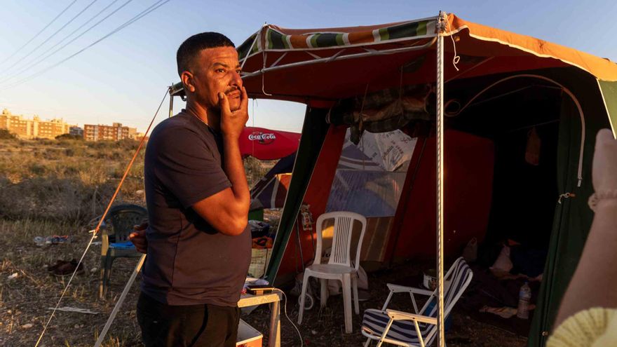Personas sin hogar instalan sus tiendas de campaña cerca del barrio de Rabasa en Alicante