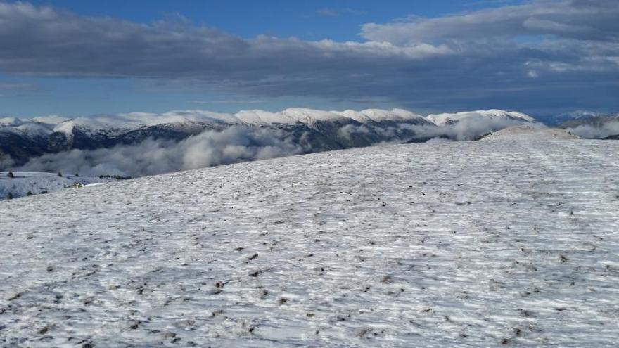 Les primeres nevades de la temporada enfarinen cotes aletes del Port del Comte