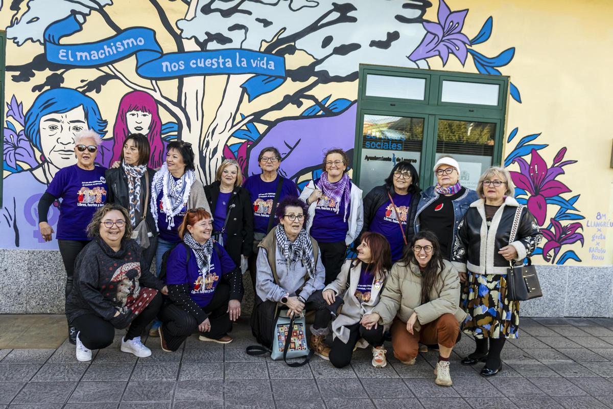 Asistentes al acto, junto al mural