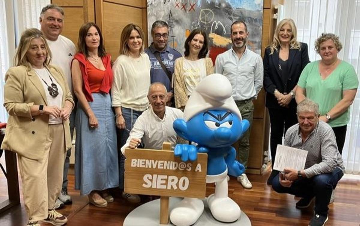 Concejales del Grupo socialista, con la figura instalada en el Ayuntamiento, en una imagen difundida en las redes del Alcalde.