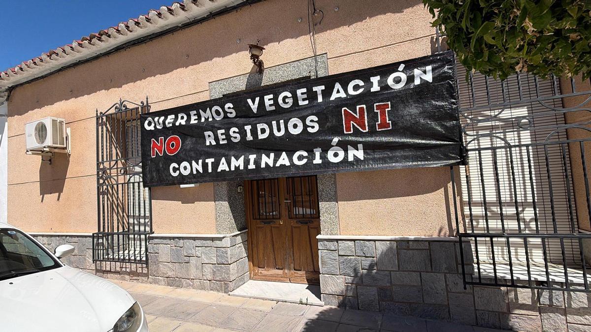 Pancarta en contra de la planta de tratamiento de residuos