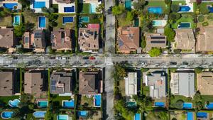 Vista área de residencias en Sant Cugat, la ciudad catalana con más piscinas particulares.