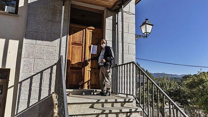 El alcalde de Galende, José Maneul Prieto, a la puerta del Ayuntamiento.