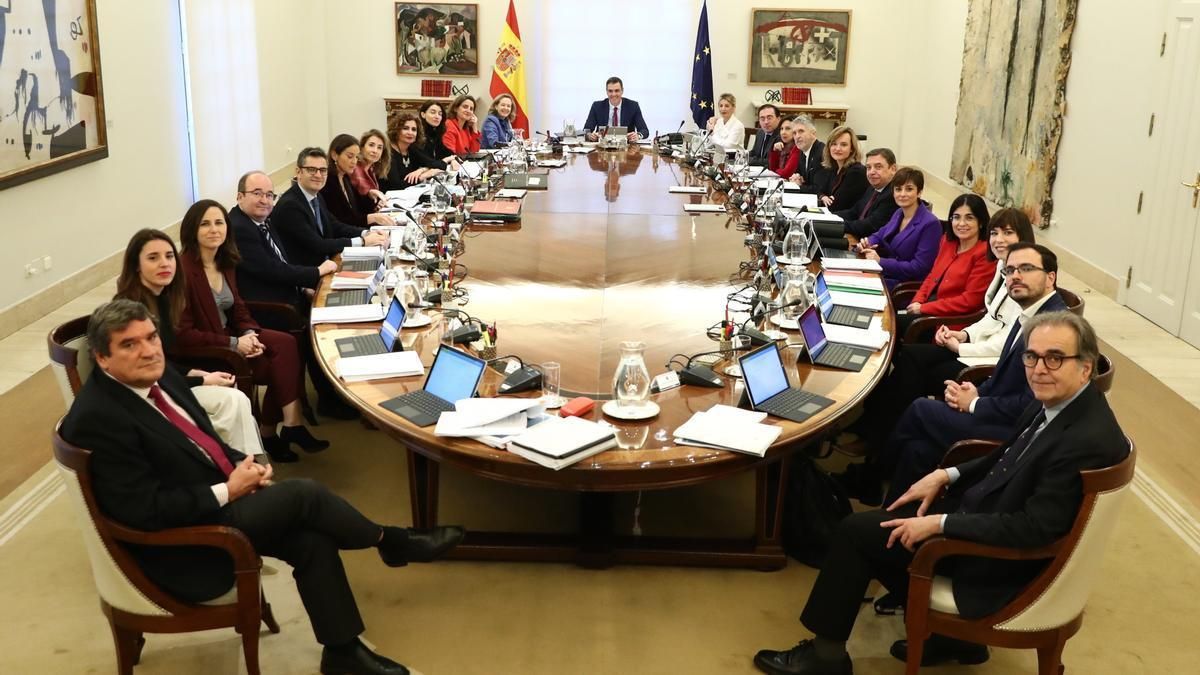 Reunió de l'últim Consell de Ministres de l'any que aprova el tercer paquet anticrisi.