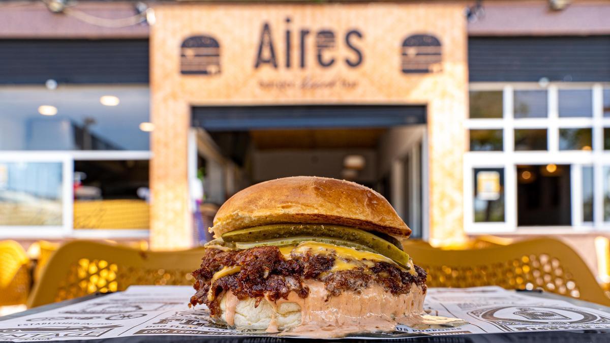 El nuevo local de Santa Pola ofrece una versión ligera donde podrás disfrutar de las ya clásicas burgers de Aires con vistas al mar y al puerto.