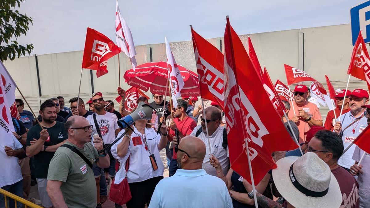 Un momento de la protesta de los sindicatos y trabajadores a finales del pasado mes de junio a las puertas de la Fremm.