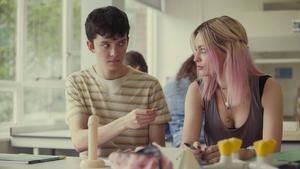 Los protagonistas, Otis Milburn (Asa Butterfield) y Maeve Wiley (Emma Mackey).