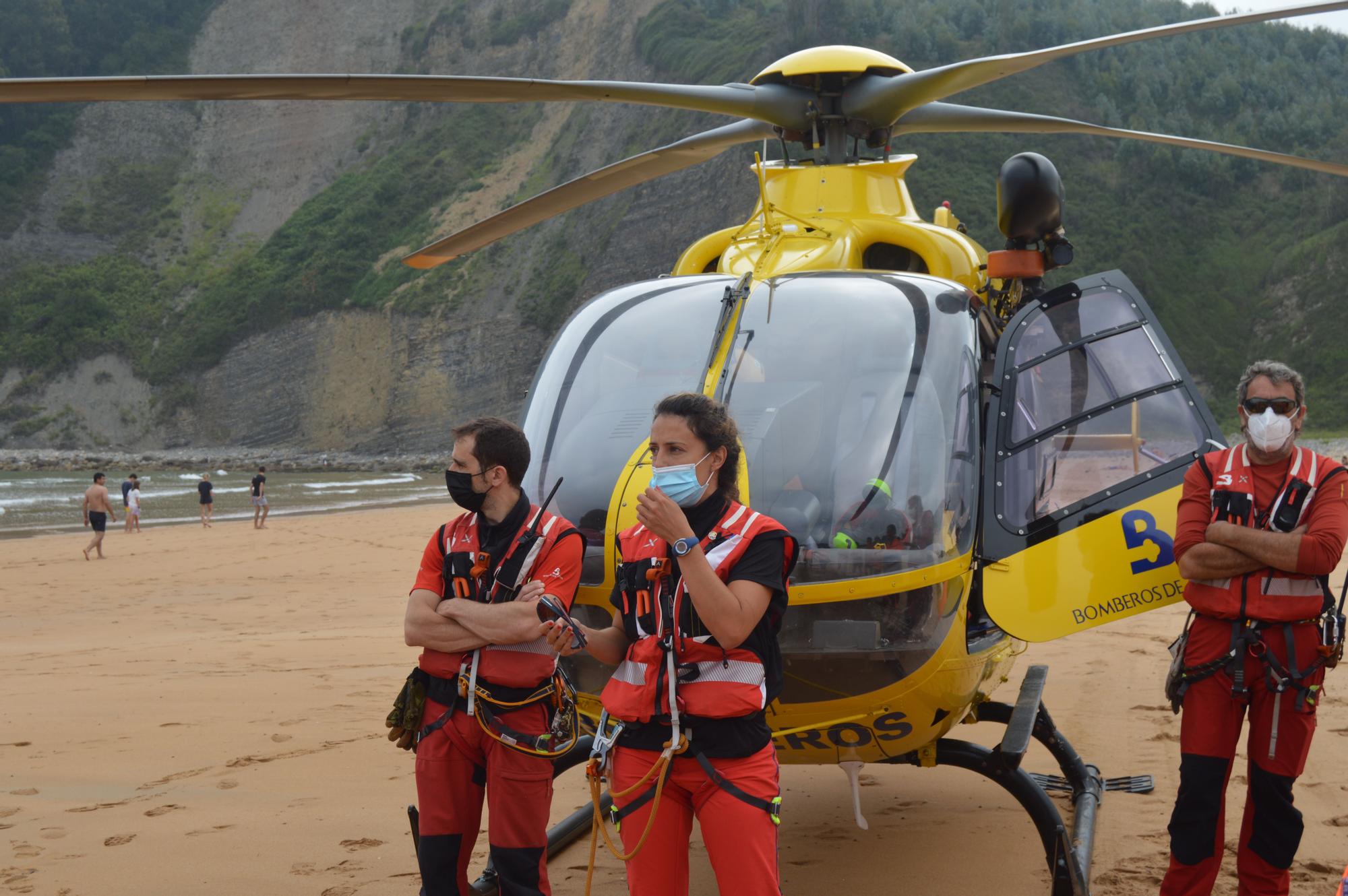 Así fue el simulacro de Salvamento en la playa de Rodiles