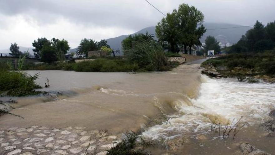 Vista de los daños producidos Acceso a las urbanizaciones La Solana y Valle Paraiso cortado debido al agua del río Jalón, en Valencia