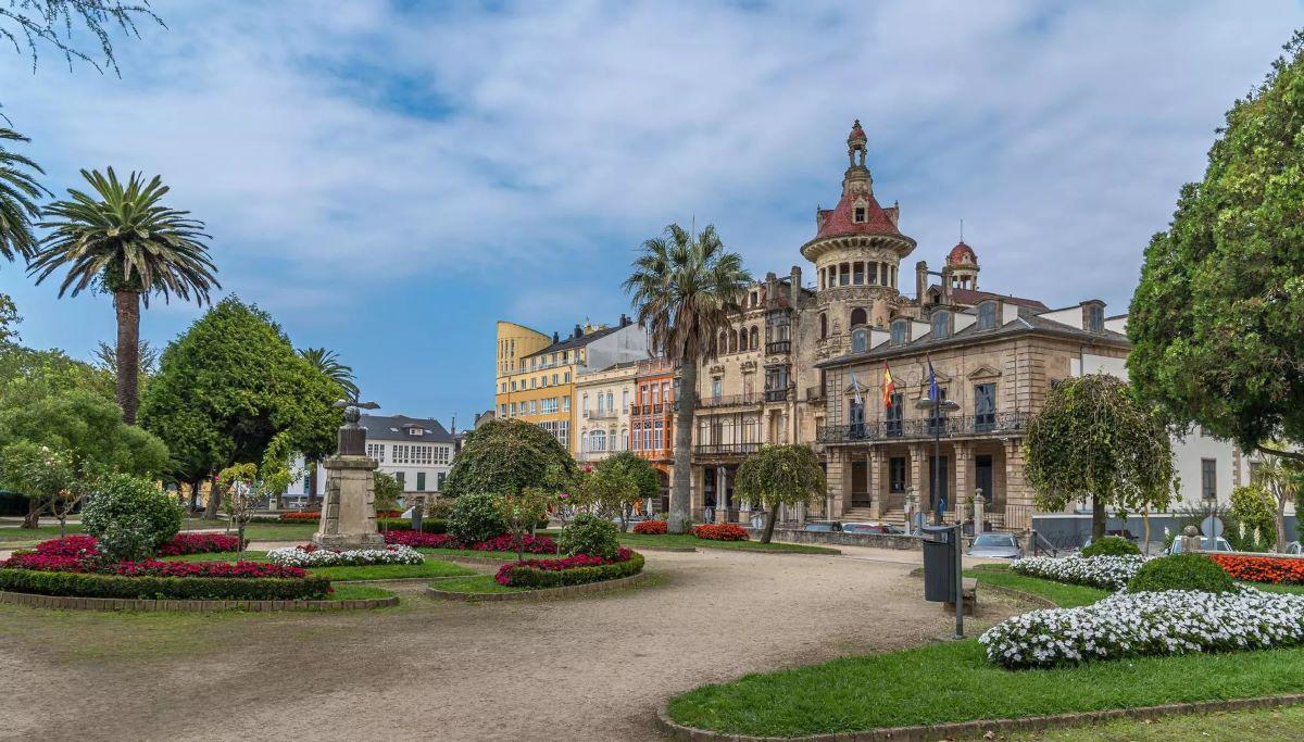 Esta plaza tiene uno de los mejores ejemplos de arquitectura indiana.
