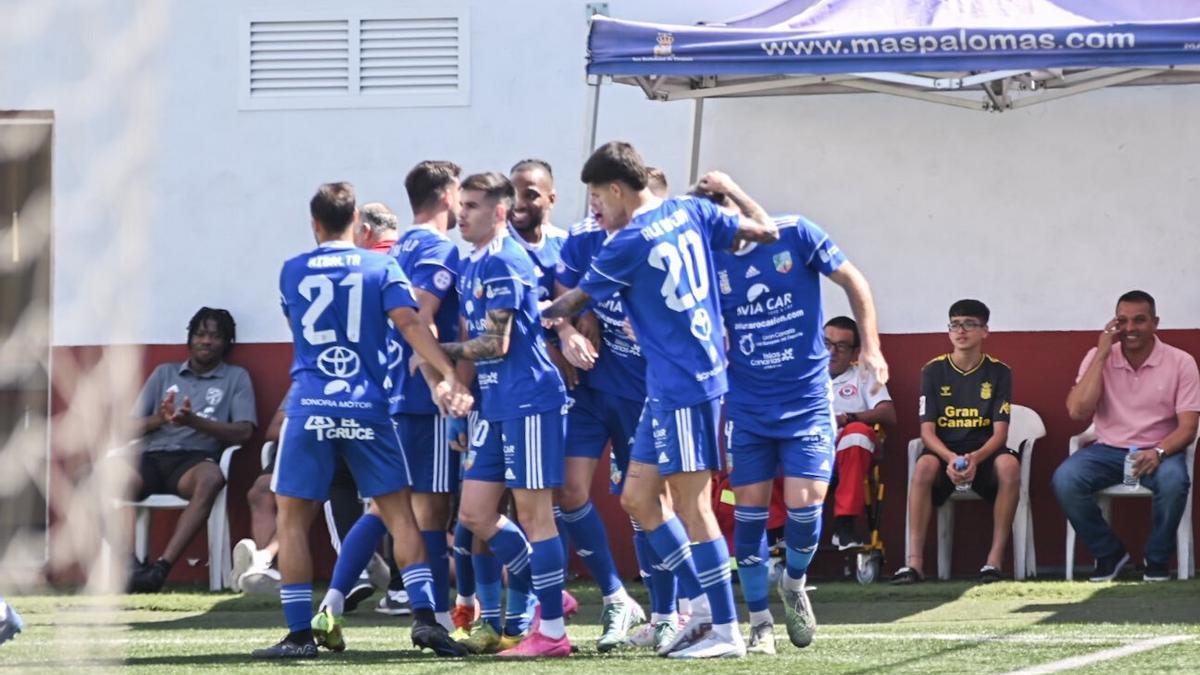 Los jugadores del San Fernando celebran el gol de Stephane en el minuto 4, ayer en el Eleuterio Valerón de El Tablero.