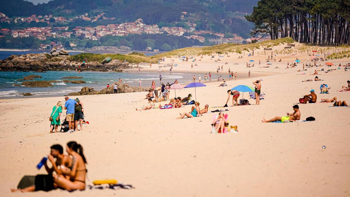 Jornada soleada en la ciudad y temperatura veraniega