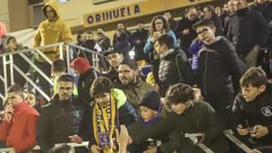 Pedro Inglés saluda a varios niños en el partido de Copa contra el Villarreal.