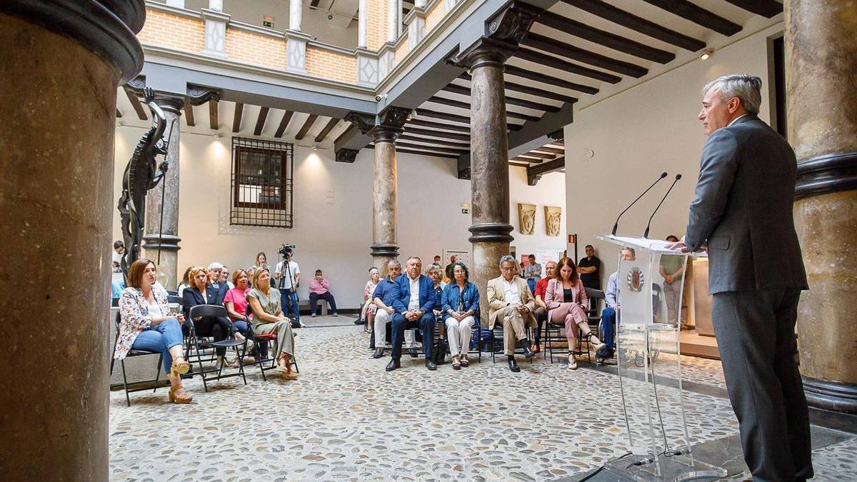 El alcalde de Zaragoza, Jorge Azcón, durante el homenaje a las víctimas del terrorismo.