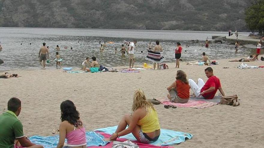 Un grupo de bañistas disfruta del Lago de Sanabria