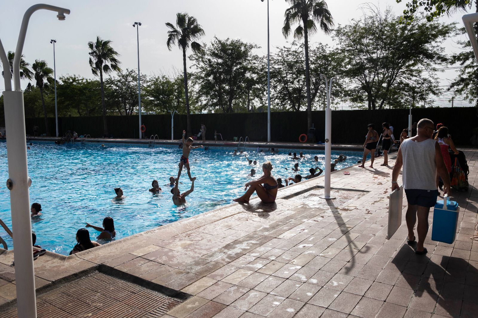 Primer día de piscina gratuita en Silla por la ola de calor