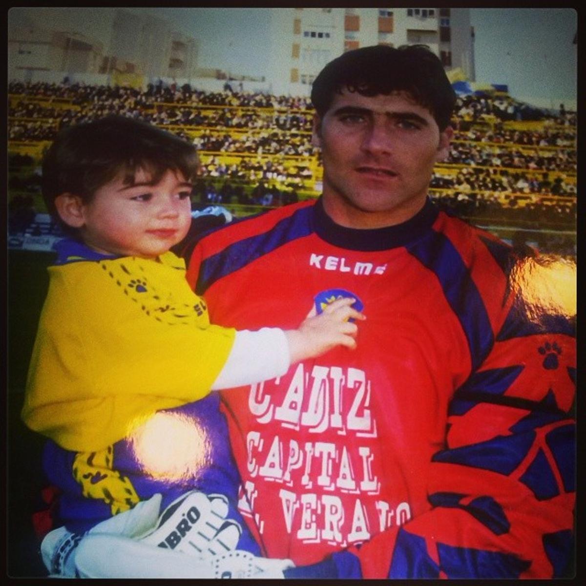 Alain Ribeiro en brazos de su padre, Armando, durante la etapa del portero en el Cádiz.