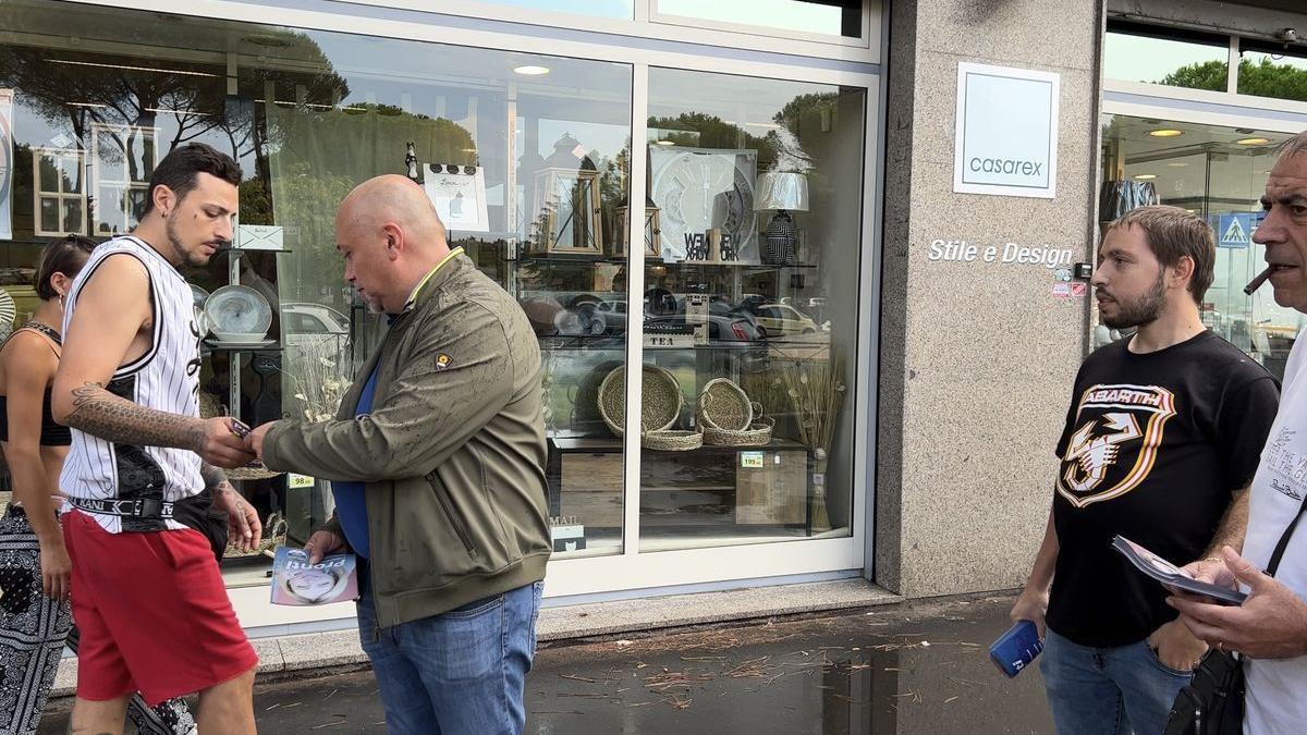 Militantes del partido Fratelli d’Italia reparten propaganda electoral en el distrito de Tor Bella Monaca.