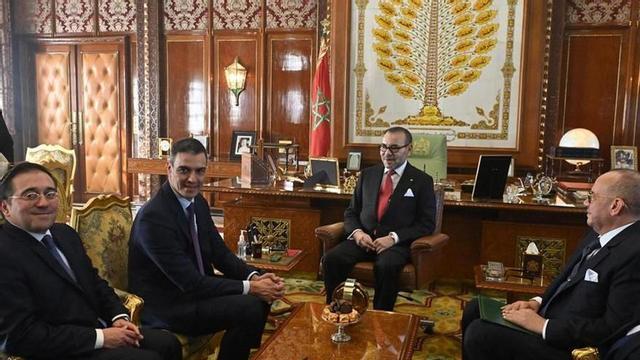 El president Pedro Sánchez, entre el ministre José Manuel Albares i el rei Mohamed VI, el febrer del 2024. | EFE