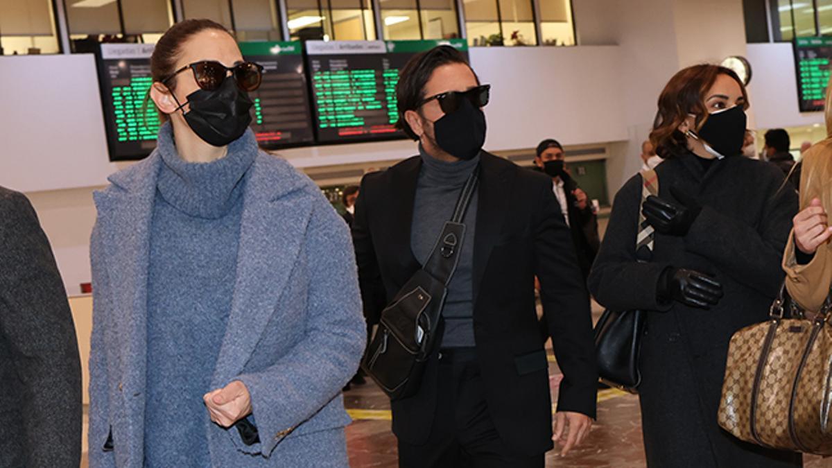 Nuria Fergo David Bustamante y Chenoa en la estación de tren de Barcelona