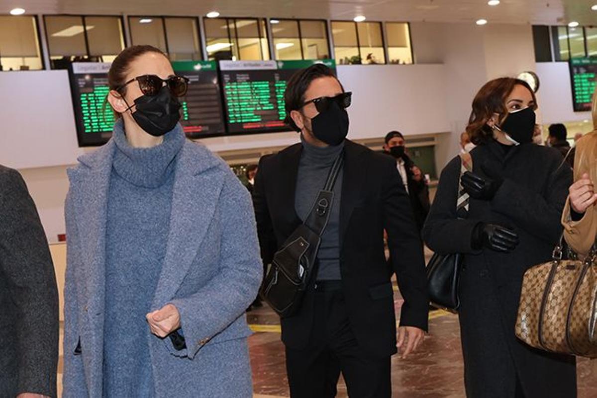 Nuria Fergo David Bustamante y Chenoa en la estación de tren de Barcelona