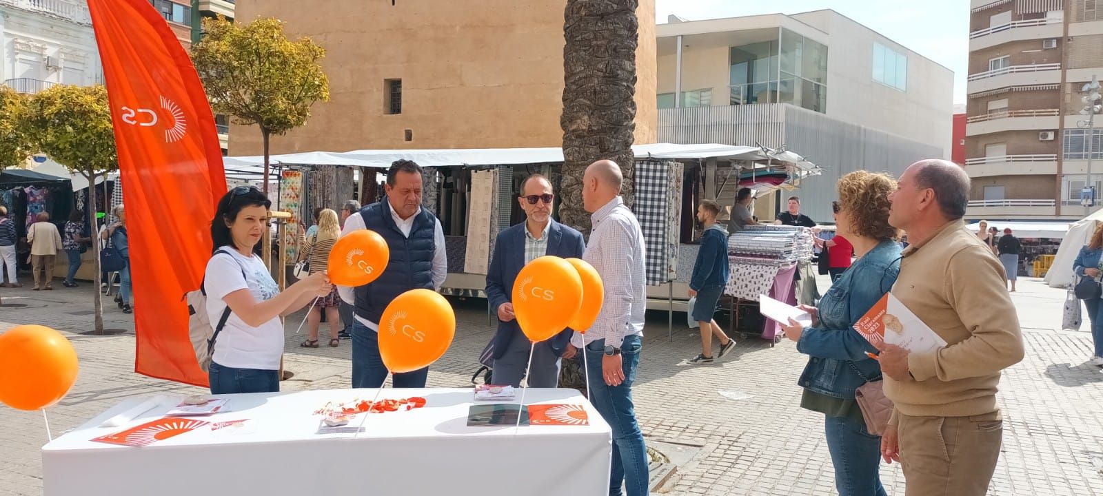 Ciudadanos en el mercado de Torrent.