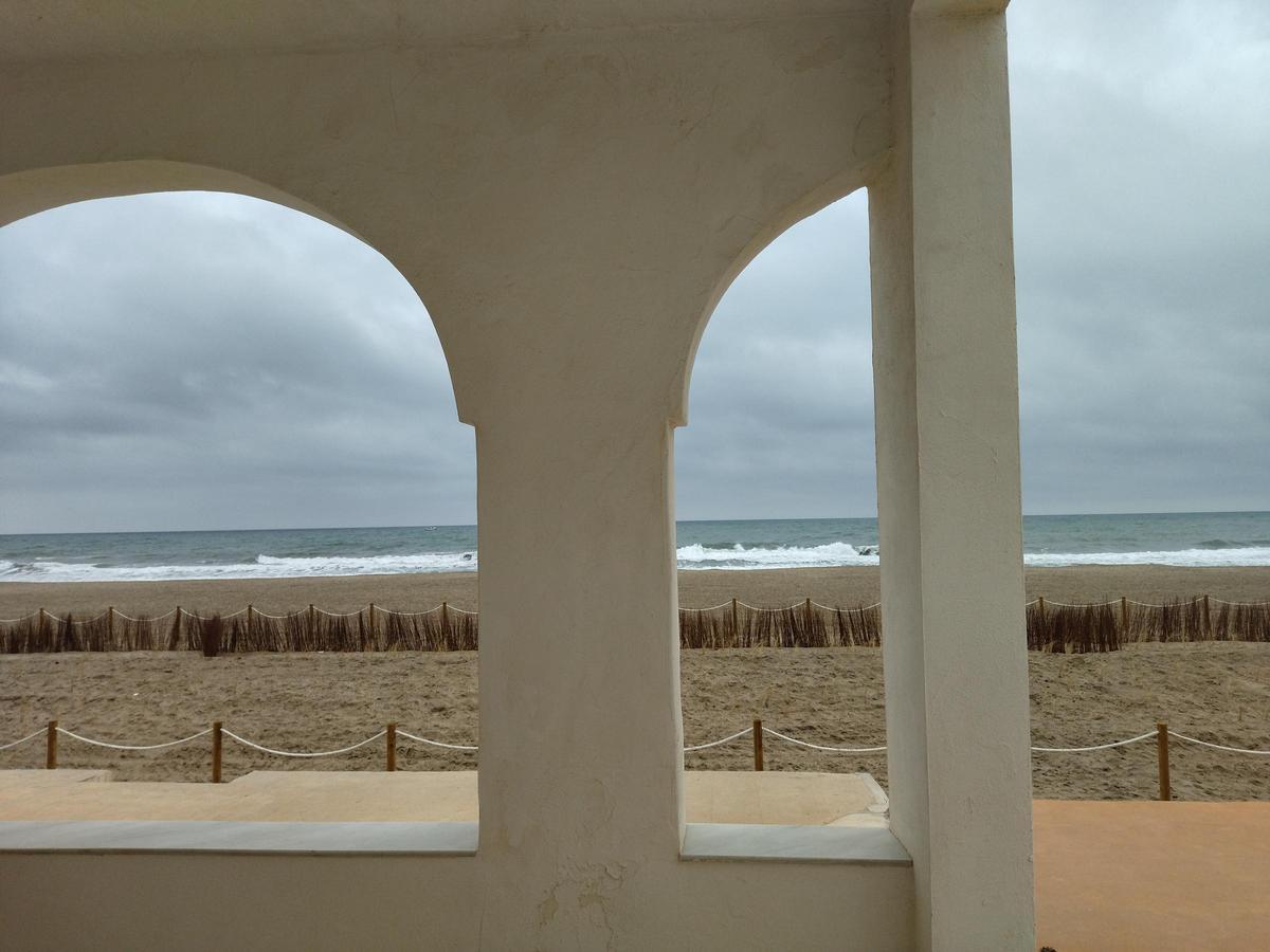 La playa, desde los arcos de una de las casas de primera línea