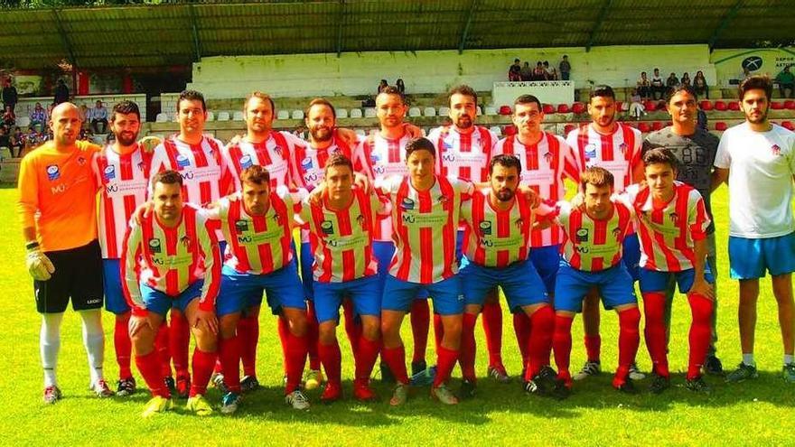 Jugadores del club de fútbol Deportiva Piloñesa, en el campo de La Cueva.