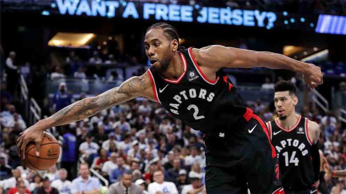 Gran partido de Leonard y los Raptors