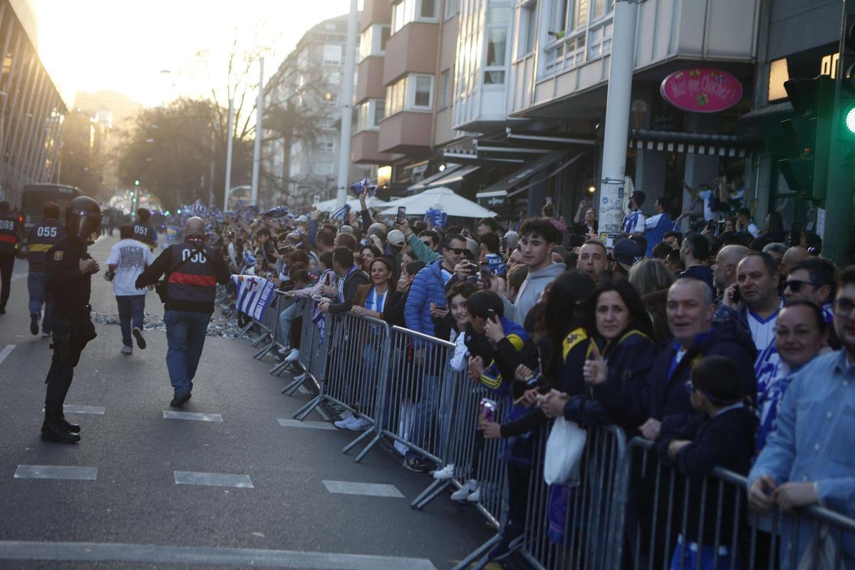 Así fue el recibimiento de la afición a la llegada del Deportivo en Riazor para el partido ante el Zaragoza