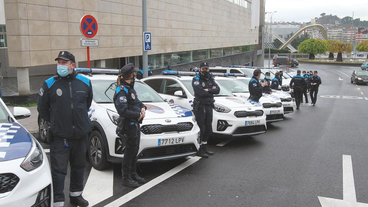 Los nuevos vehículos y varios policías locales.