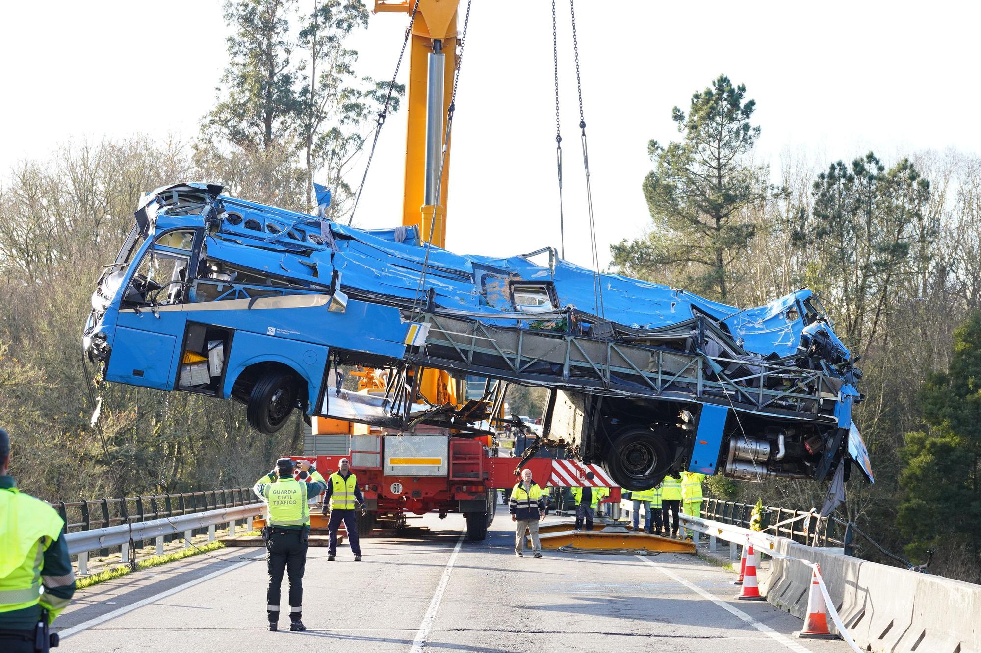 El izado del bus siniestrado en el río Lérez