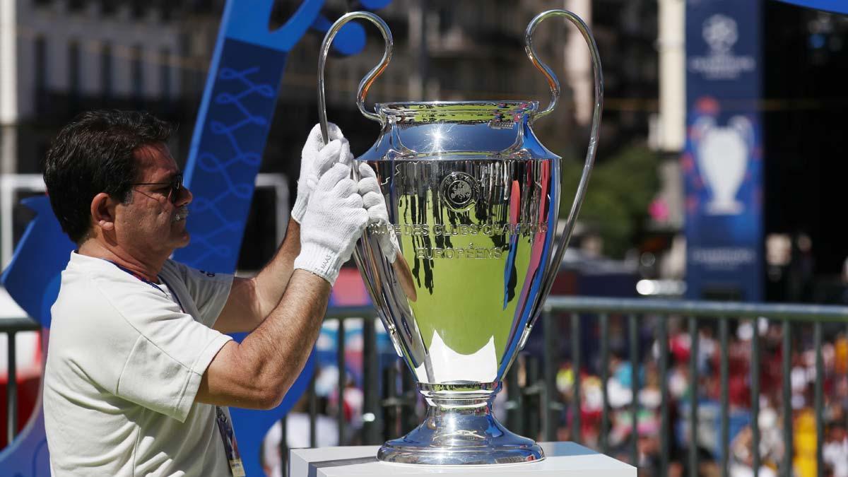 Madrid hace caja con la final de la Champions. En la foto, el trofeo deportivo a su llegada a la ciudad.