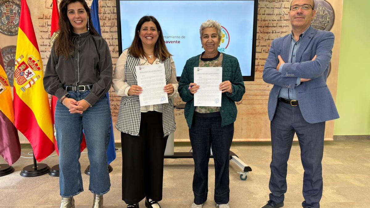 Mercedes Benitez, Beatriz Asensio, Asunción Rubio y José Manuel Salvador, posando tras la firma del convenio.