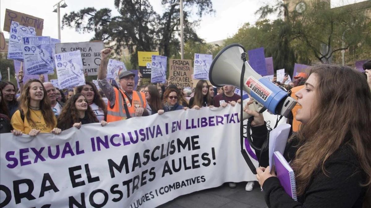 Manifestación de estudiantes contra el machismo en las aulas en Barcelona