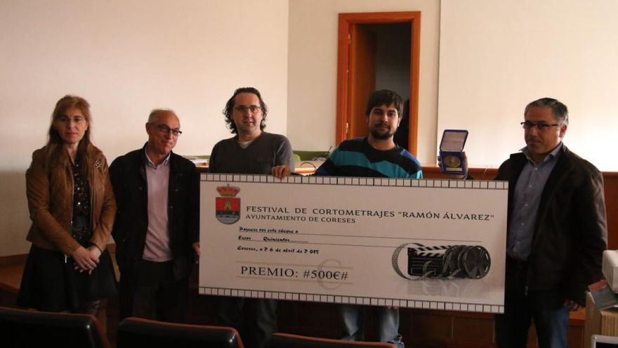 El jurado posa con el cheque del primer premio.