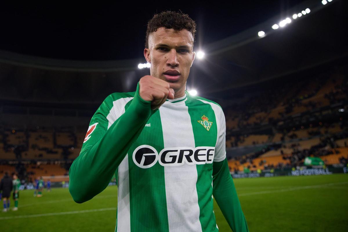 Nelson Deossa con la camiseta del Real Betis Balompié
