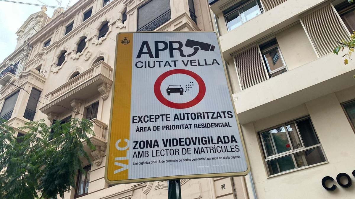 Las señales del APR Ciutat Vella instaladas con el logo del coche contaminante