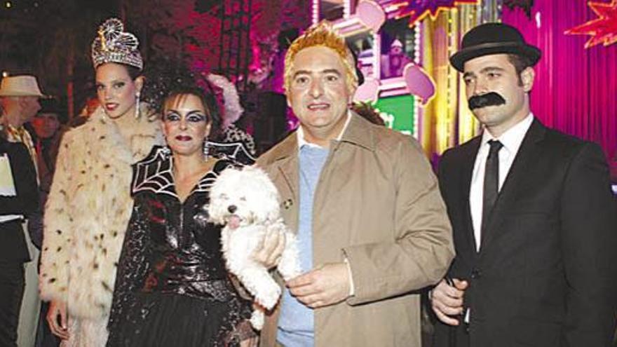 Cardona y su perro junto a su esposa, flanqueados por Laura Medina y Cristian Santana.