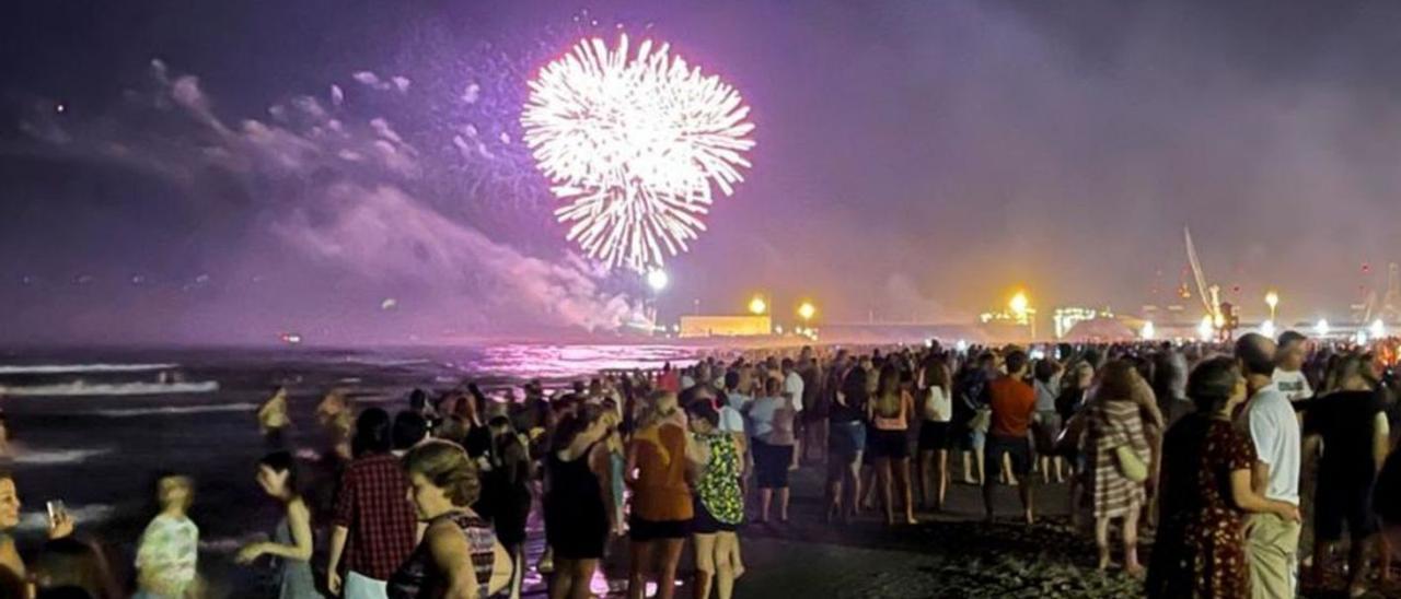 Castillo de fuegos artificiales en el Port de Sagunt, visto desde el mar.  | TORTAJADA