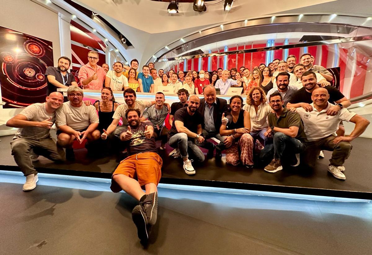 Manolo Lama rodeado, hoy, en la despedida del programa, de todo el equipo de 'El Golazo', de Gol TV.