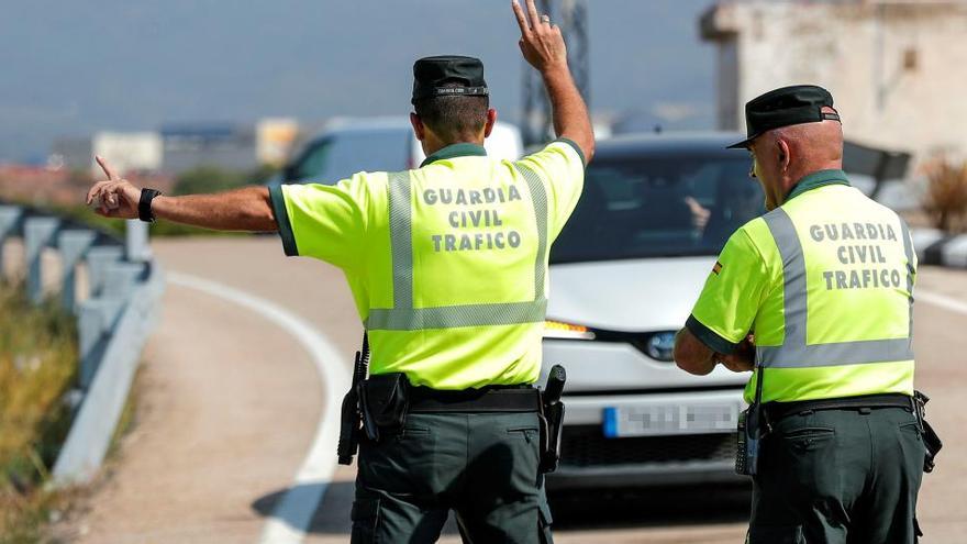 Agentes de la Guardia Civil durante un control en imagen de archivo