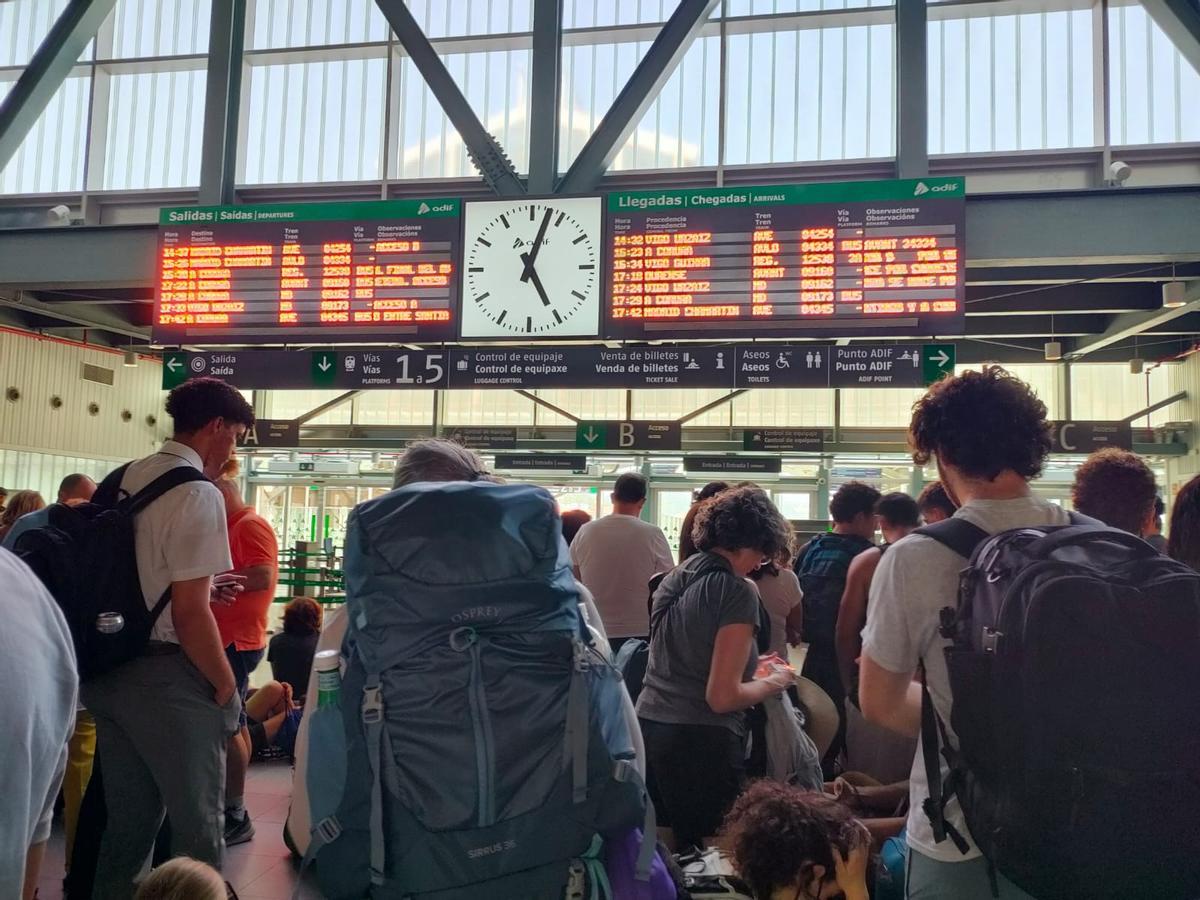 Viajeros del AVE entre Madrid y Vigo afectados por el corte Ourense-Santiago de Adif y Renfe: «No nos han sabido decir nada»